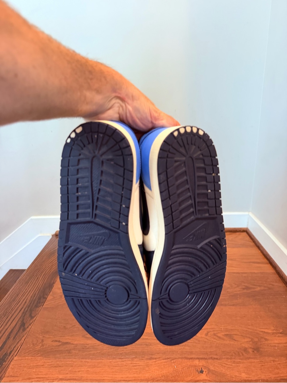 Jordan 1 Low OG - Picture 6 of 6